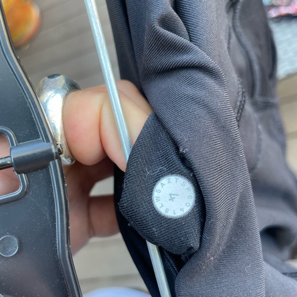 Black Lululemon leggings size 4 - Picture 4 of 5